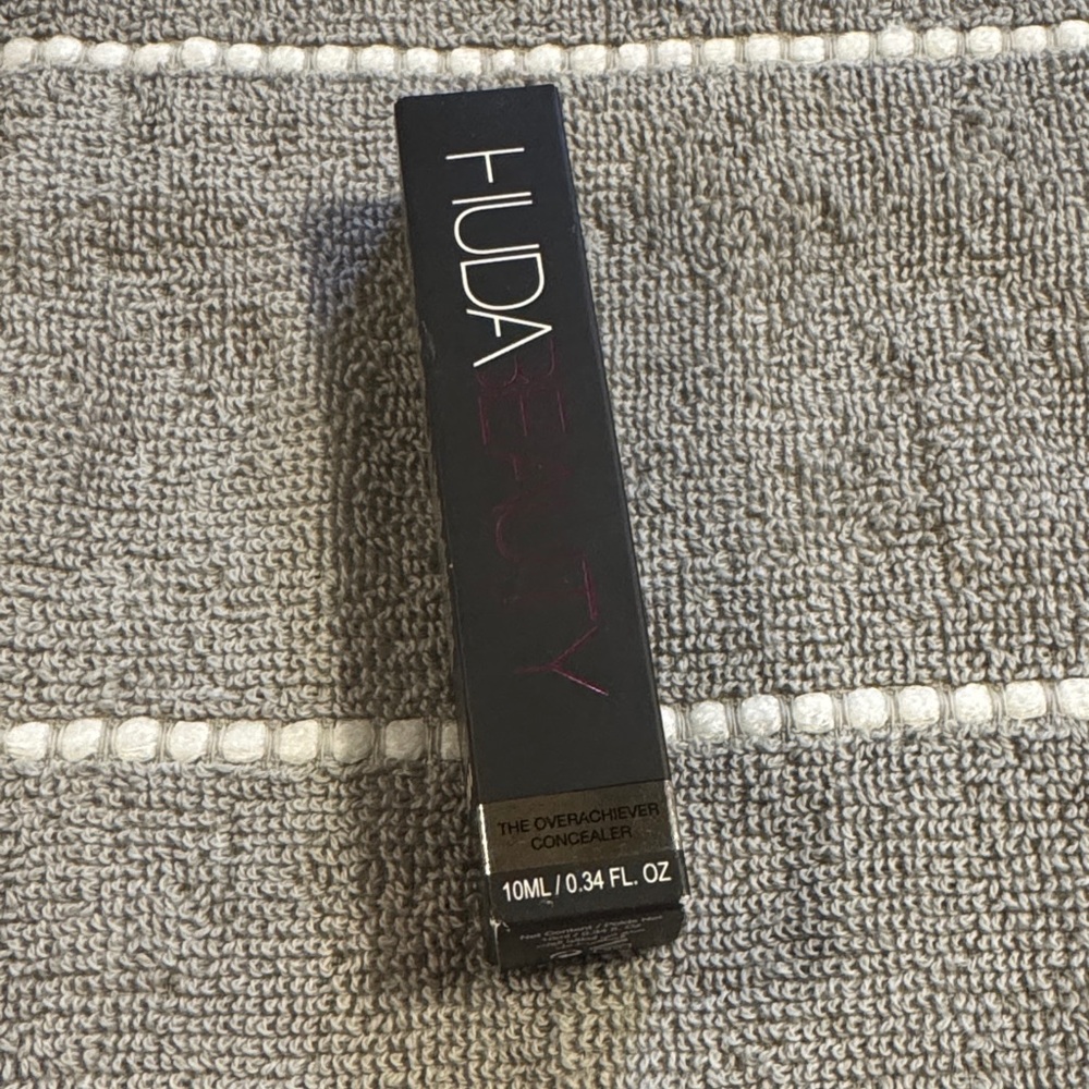 NIB HUDA BEAUTY Overachiever Concealer - Black and Gold